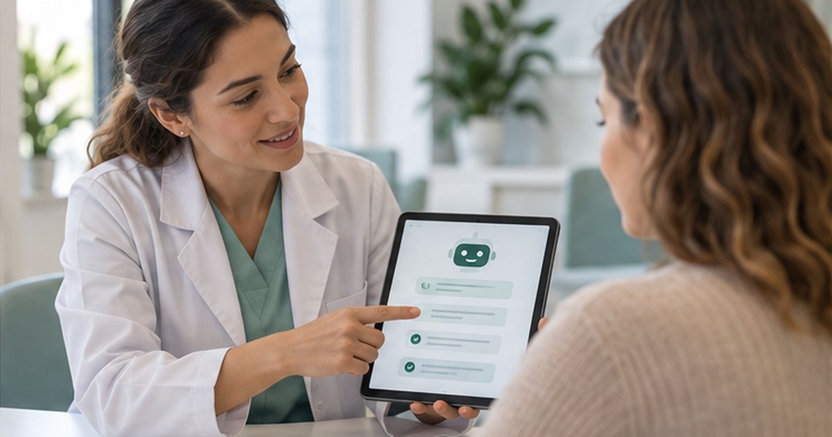 Profesional sanitaria enseñando a una paciente una tableta con la conversación de un asistente de IA